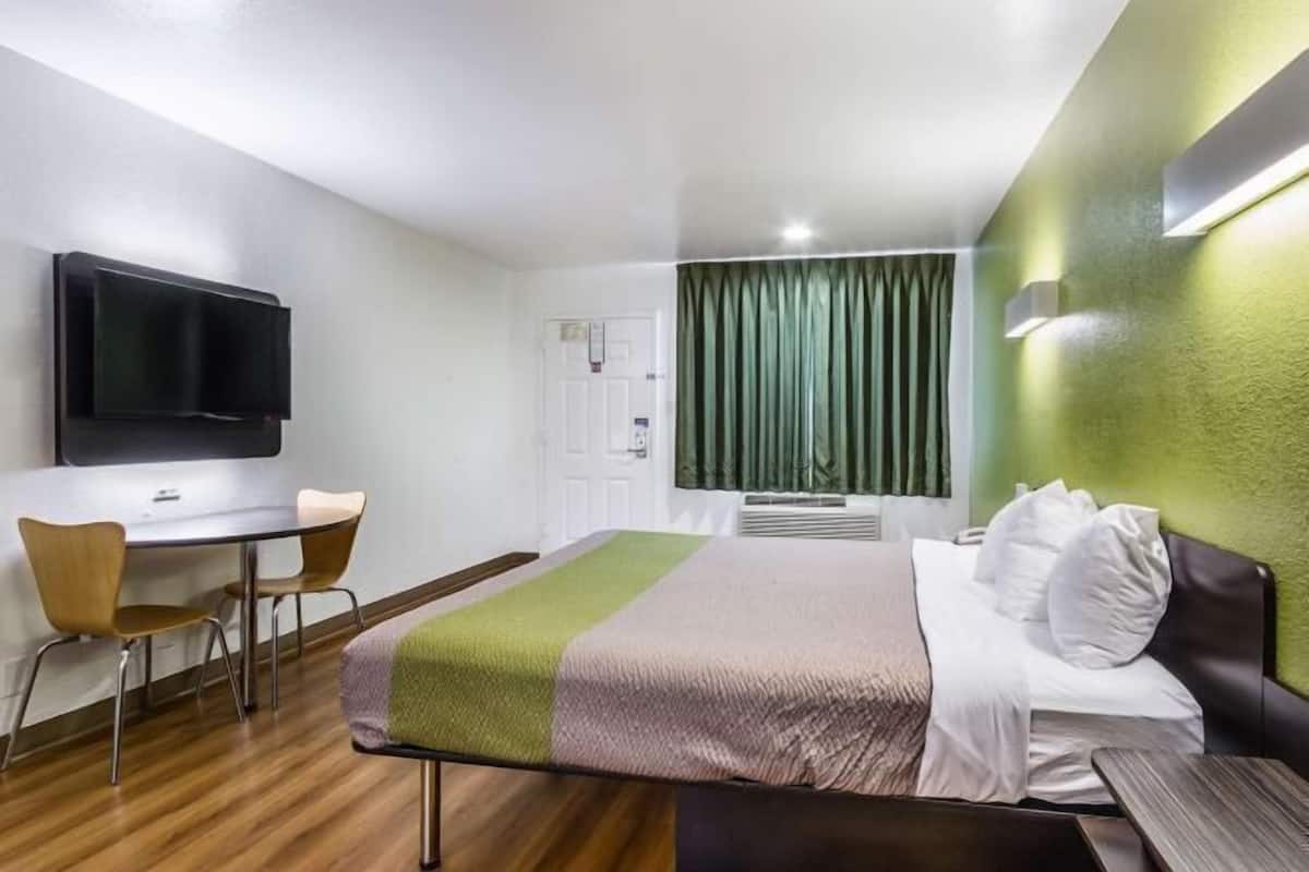 Schreibtisch, Verdunkelungsvorhänge, Bettwäsche