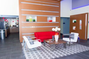 Coin salon dans le hall