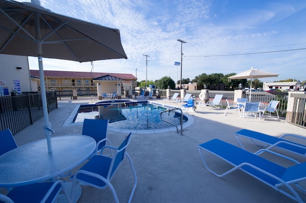 Una piscina al aire libre