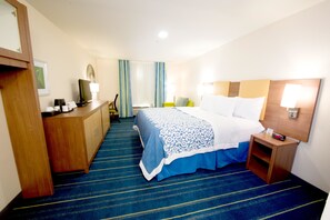Premium bedding, in-room safe, desk, iron/ironing board - Arya Inn & Suites Farmers Branch (Farmers Branch)