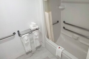 Duschwanne, Designer-Toilettenartikel, Haartrockner, Handtücher