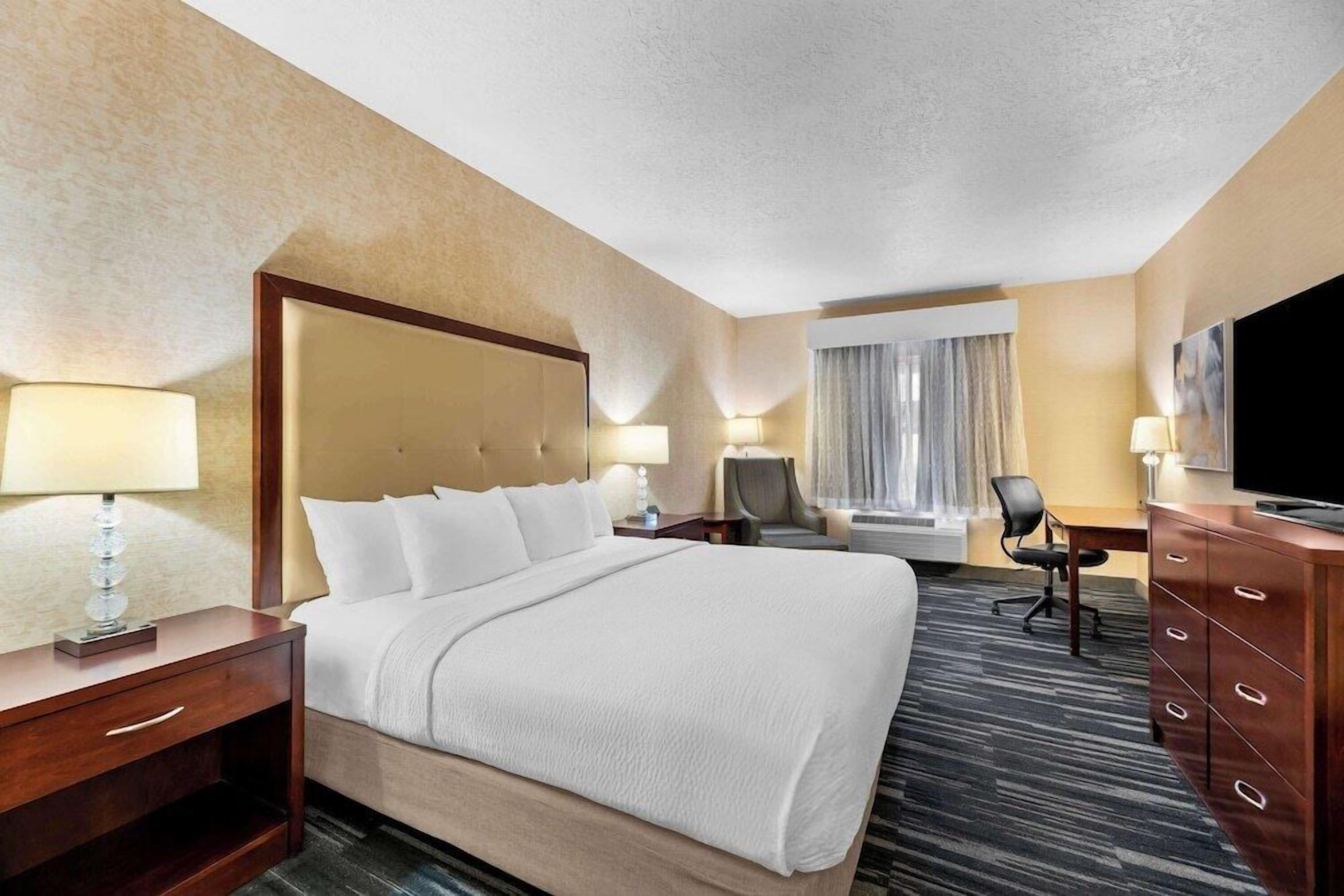 Premium bedding, pillowtop beds, in-room safe, desk
