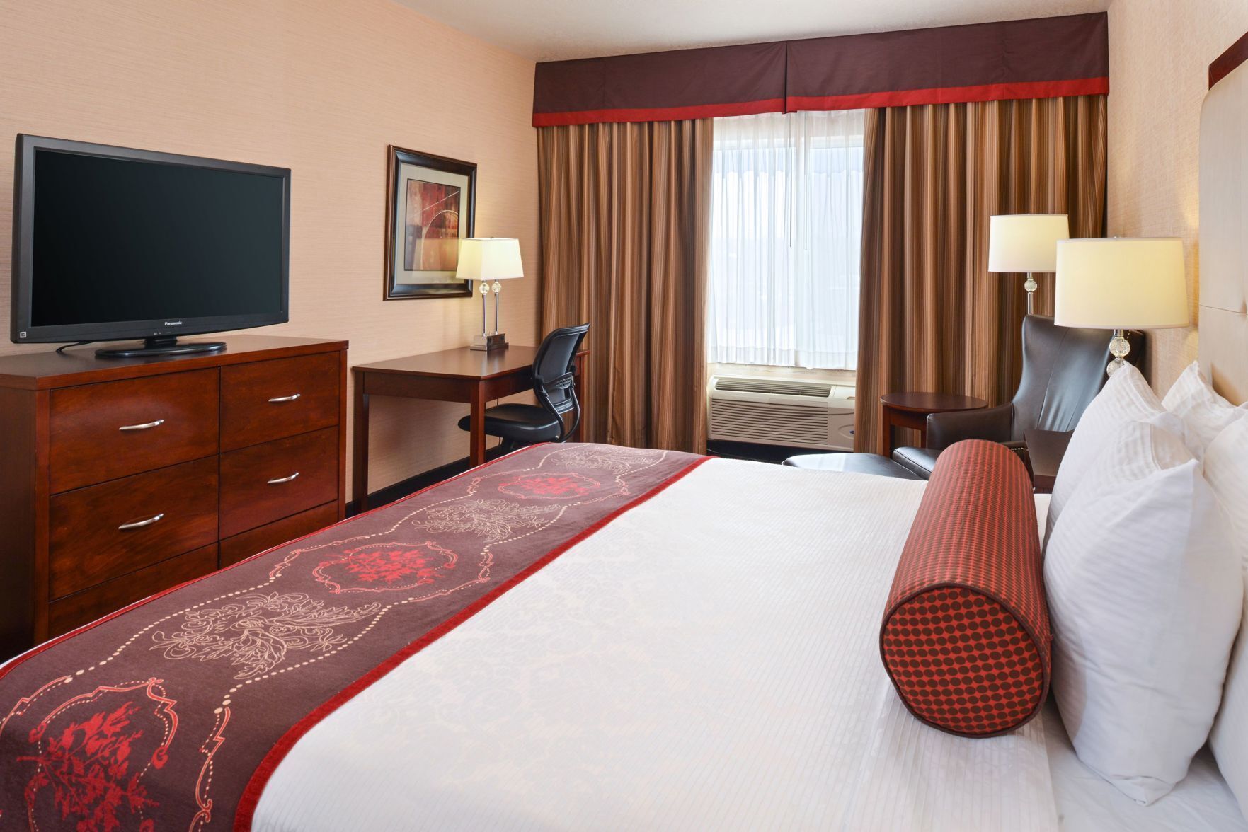 Luxe beddengoed, pillowtop-bedden, een kluis op de kamer, een bureau