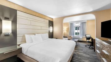 Suíte, 1 cama King, para não fumantes, geladeira e micro-ondas | Roupas de cama premium, camas com colchões pillow-top
