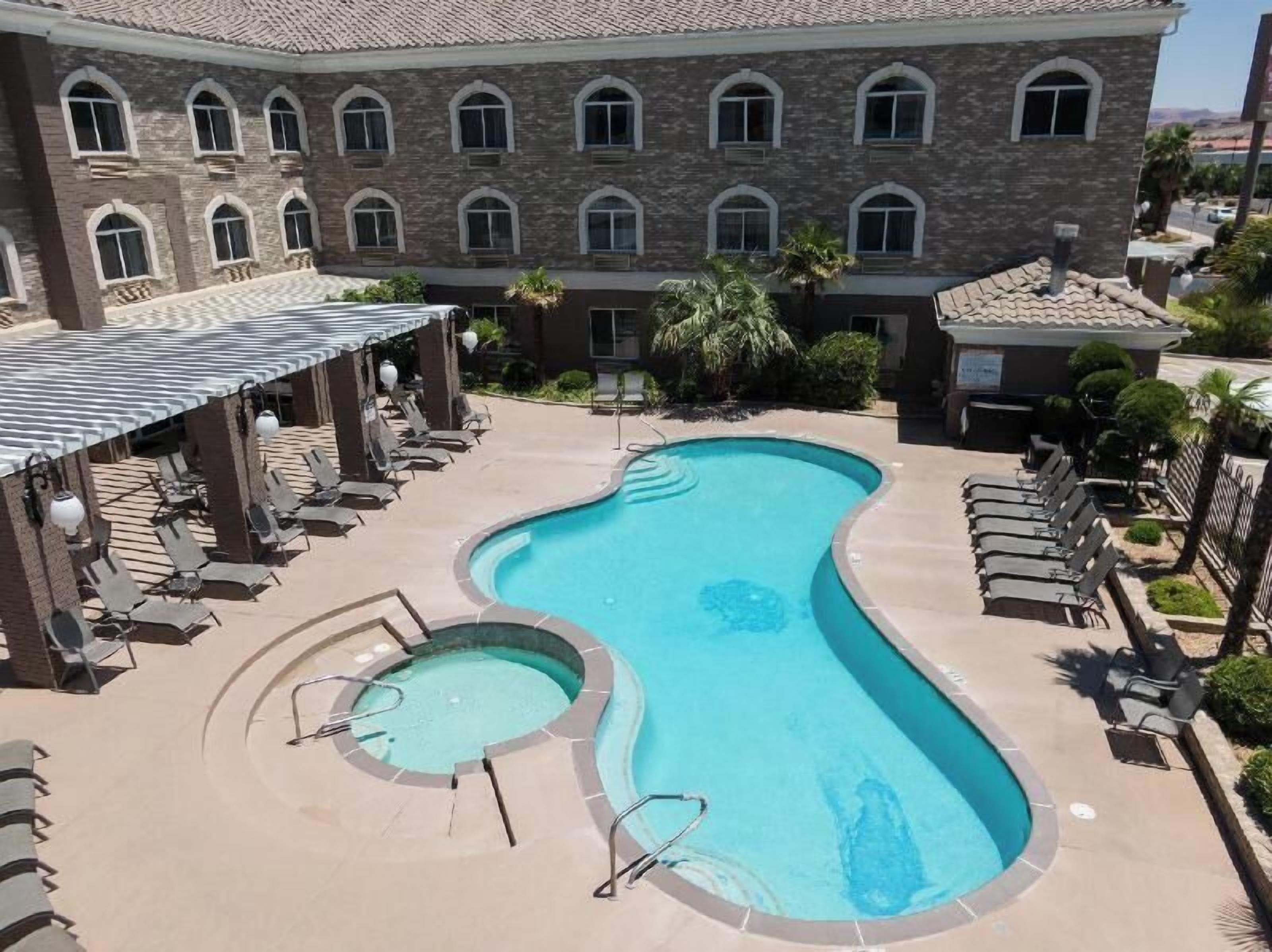 Zwembad | Een buitenzwembad, parasols bij het zwembad en ligstoelen