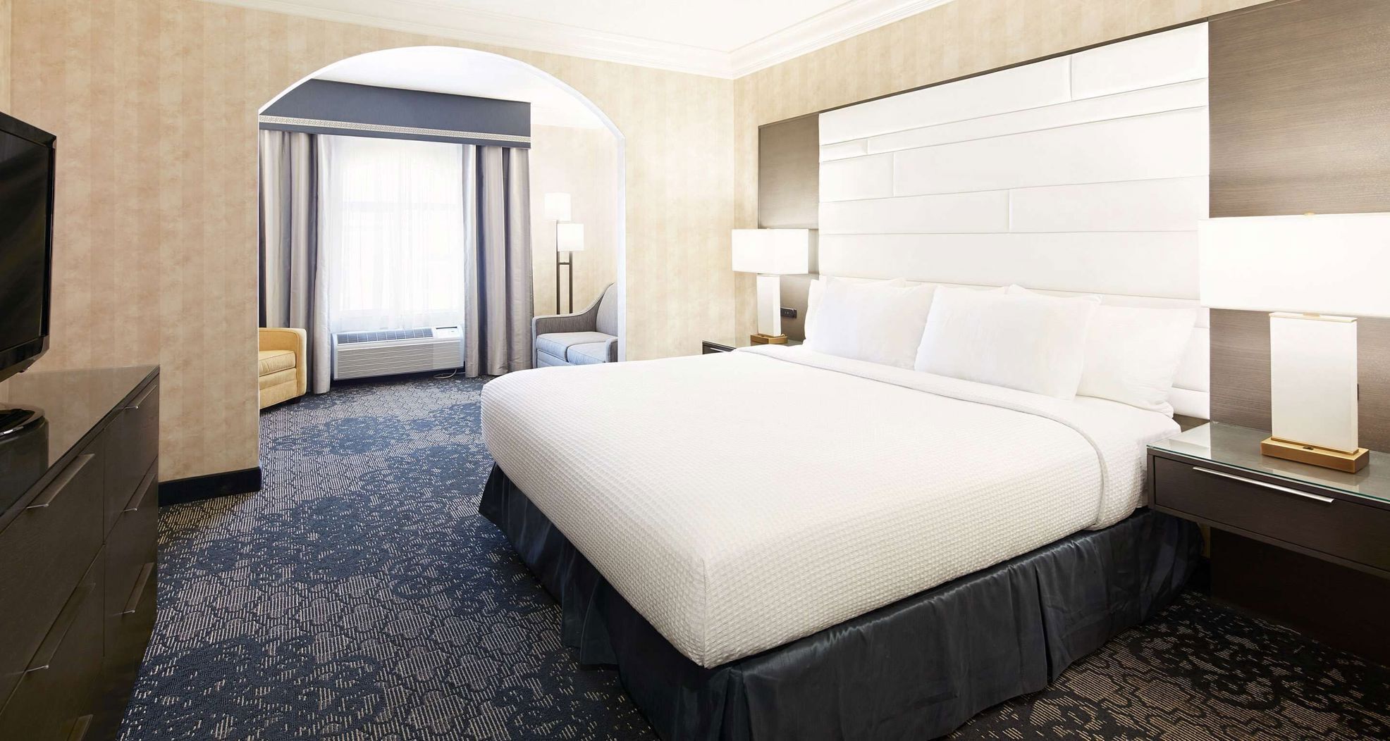 Luxe beddengoed, pillowtop-bedden, een kluis op de kamer, een bureau