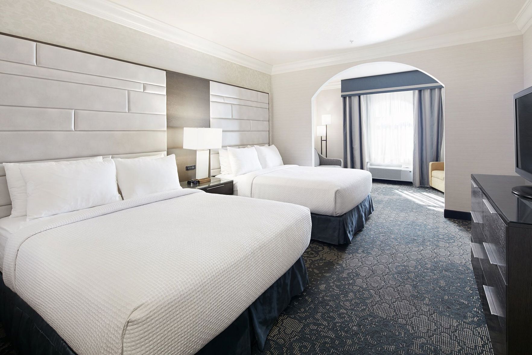 Luxe beddengoed, pillowtop-bedden, een kluis op de kamer, een bureau