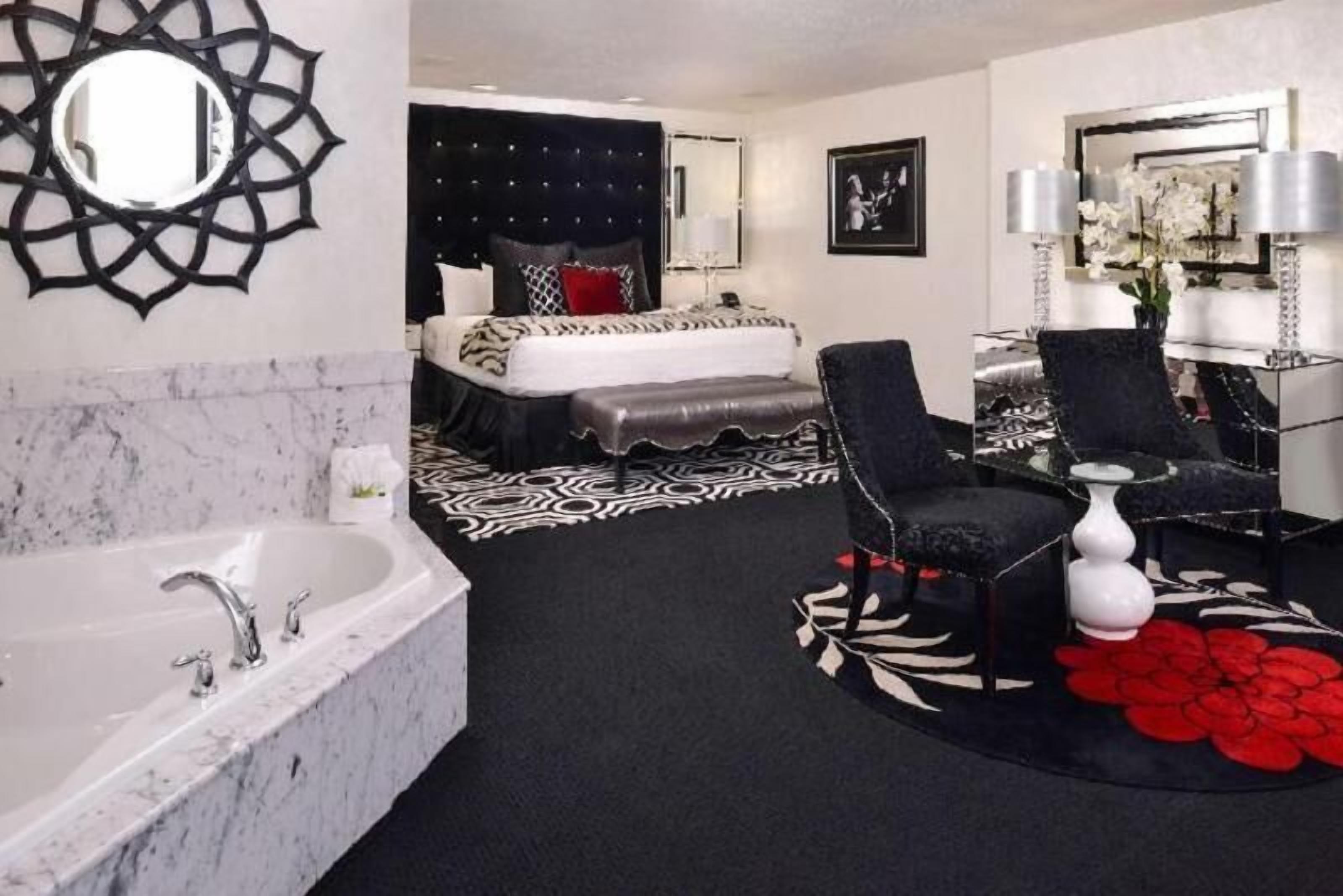 Luxe beddengoed, pillowtop-bedden, een kluis op de kamer, een bureau