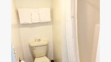 Room, 1 King Bed, Non Smoking, Hot Tub | Bathroom