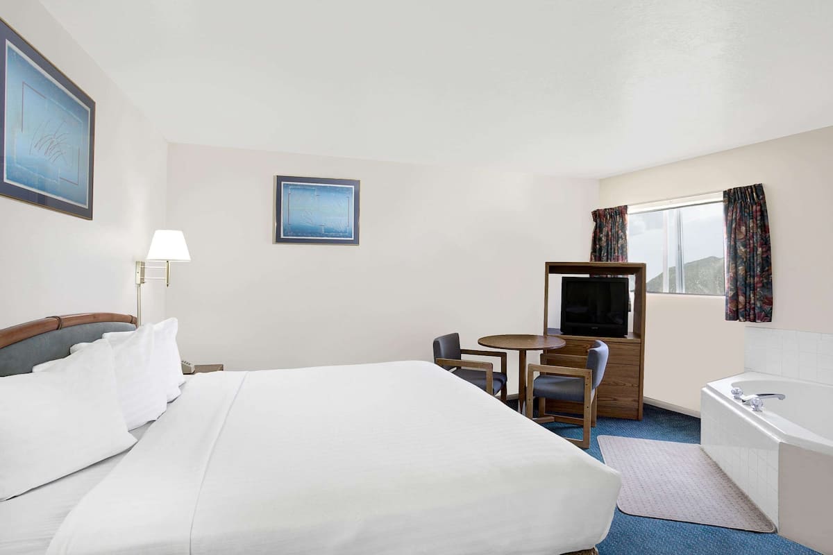 Room, 1 King Bed, Non Smoking, Hot Tub | Desk, laptop workspace, blackout curtains, soundproofing