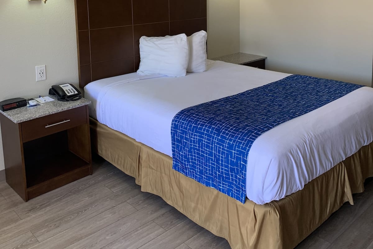 Deluxe Room, 1 Queen Bed, Non Smoking | Desk, laptop workspace, blackout curtains, soundproofing