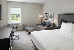 Habitación estándar, 1 cama de matrimonio grande con sofá cama | Ropa de cama de alta calidad, escritorio, cortinas opacas