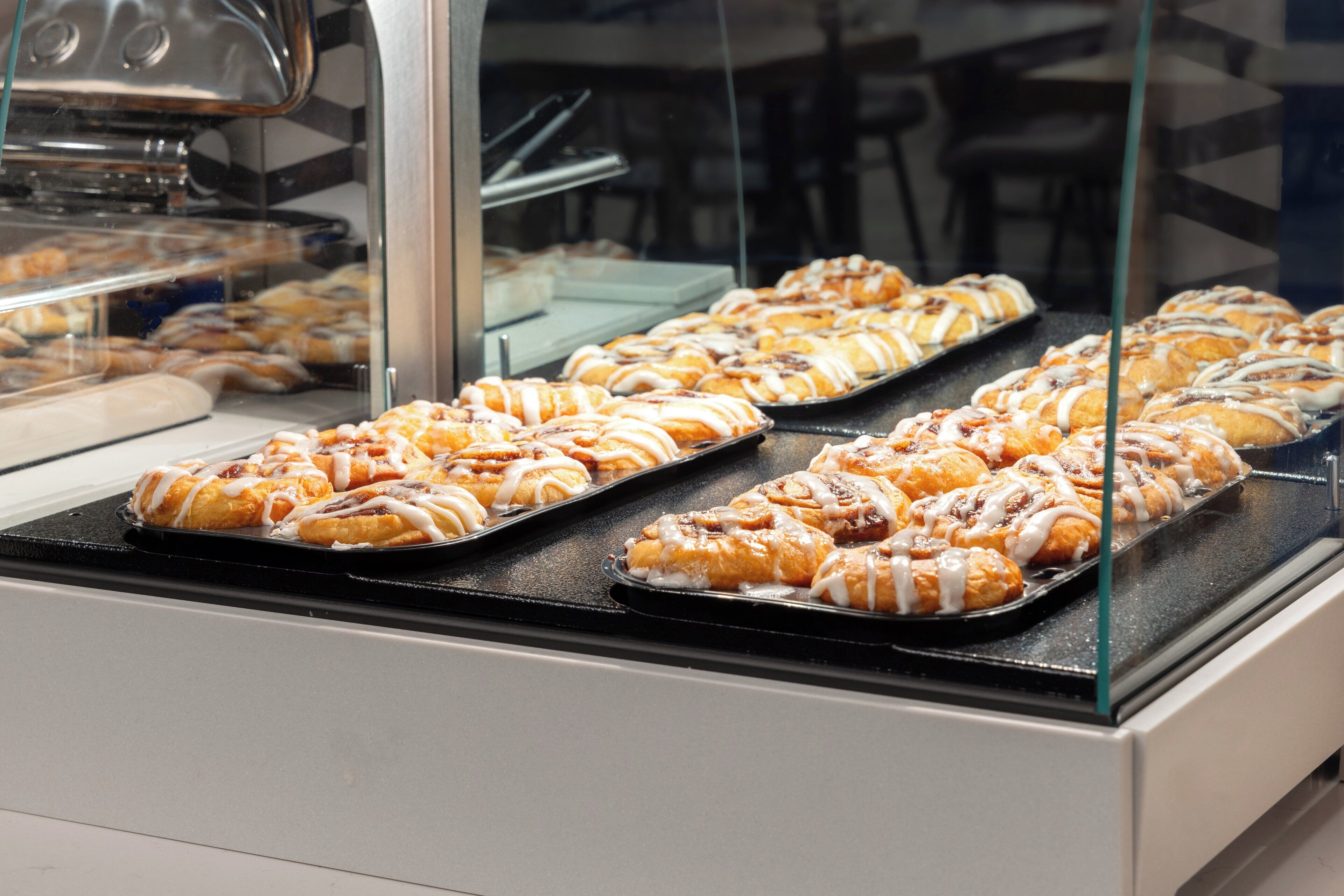 Une vitrine contenant des présentoirs de pâtisseries.