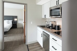 Suite, 1 kamar tidur, perapian | Seprai premium, meja kerja, tirai kedap cahaya, dan setrika/meja setrika