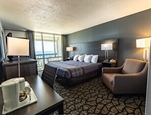 Habitación, 1 cama King size, balcón, vista al océano | Caja de seguridad en la habitación y escritorio