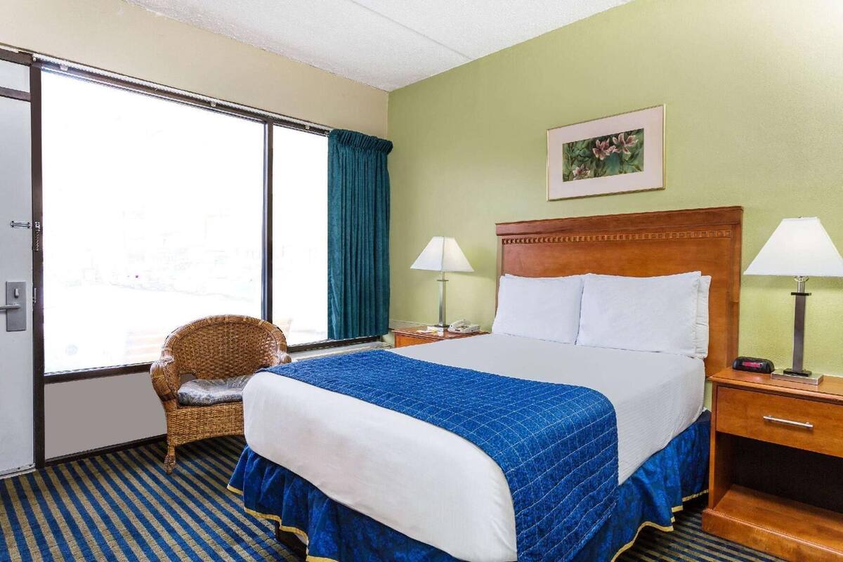 In-room safe, laptop workspace, iron/ironing board