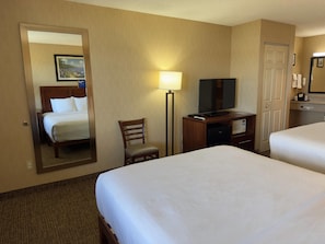Premium bedding, desk, blackout drapes, iron/ironing board - Comfort Inn On the Bay (Port Orchard)