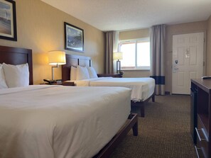 Premium bedding, desk, blackout drapes, iron/ironing board - Comfort Inn On the Bay (Port Orchard)