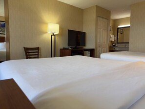 Roupas de cama premium, escrivaninha, cortinas blackout