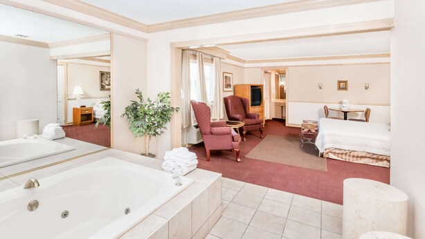 Suite, 1 King Bed | Free WiFi, bed sheets - Knights Inn South Sioux City (South Sioux City)
