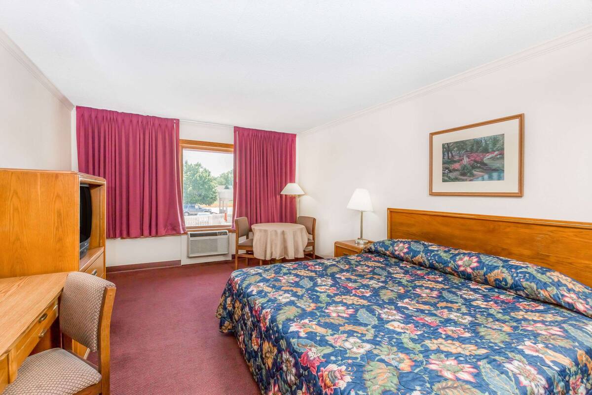 Room, 1 King Bed | Free WiFi, bed sheets