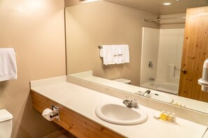Duschwanne, kostenlose Toilettenartikel, Haartrockner, Handtücher