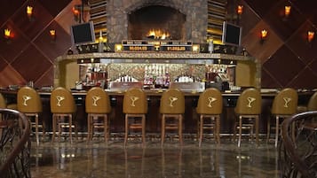 7 bars/lounges