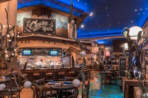 9 restaurantes, com serviço de café da manhã e almoço; frutos do mar