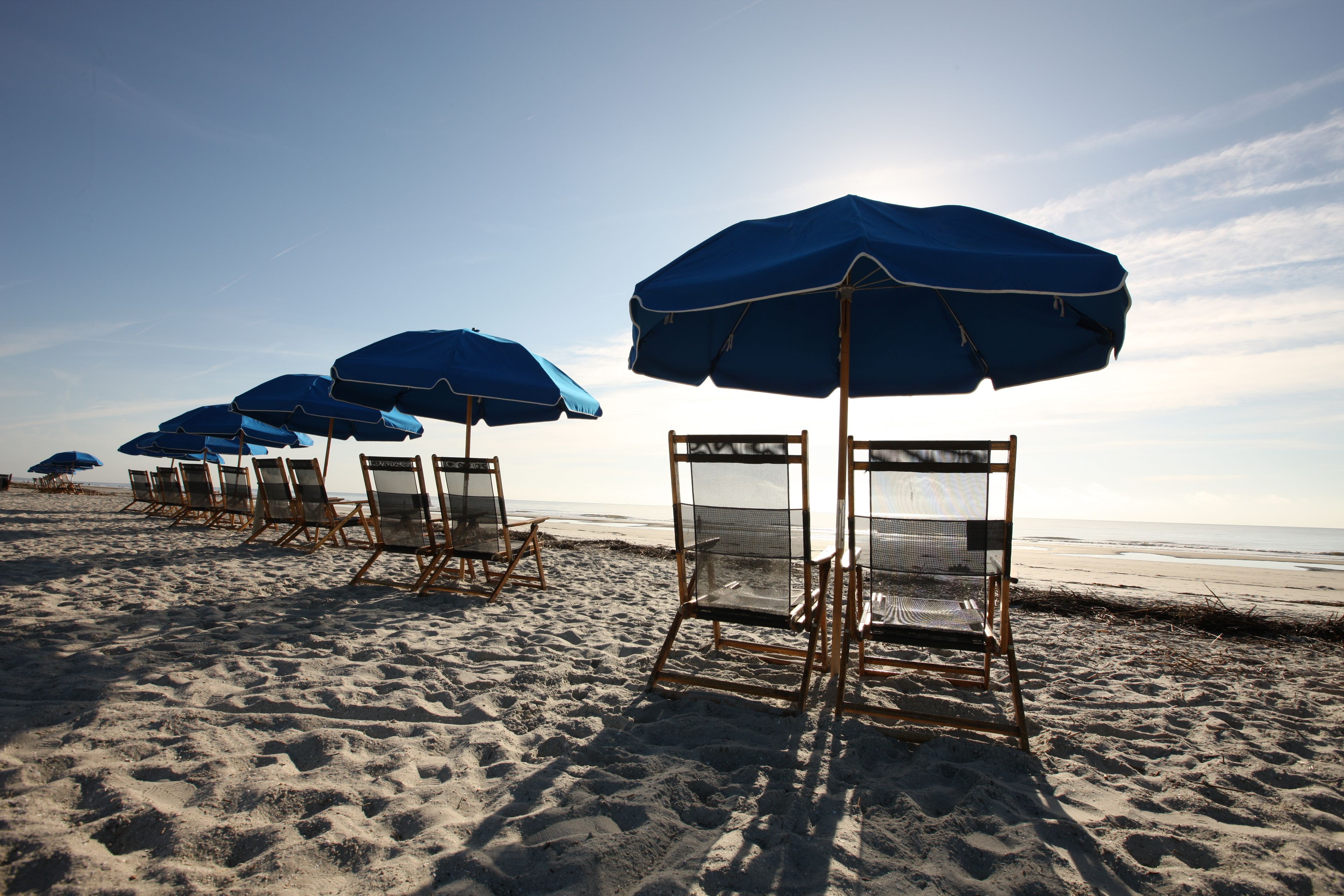 Am Strand, kostenloser Shuttle zum Strand, Liegestühle, Sonnenschirme