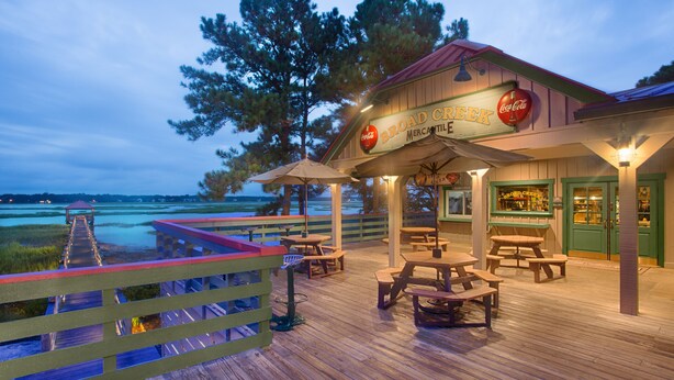Un restaurant situé au bord de l’eau, avec une terrasse et vue sur le plan d’eau.