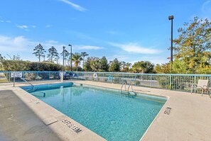 Una piscina al aire libre de temporada