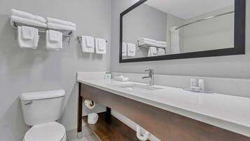 Combined shower/bathtub, free toiletries, hair dryer, towels