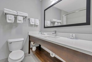 Ducha y bañera combinadas y artículos de higiene personal gratuitos