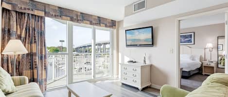 Suite, 2 Schlafzimmer | Wohnbereich | Flachbildfernseher, DVD-Player