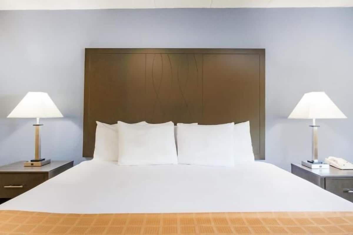 Surmatelas, coffres-forts dans les chambres, bureau