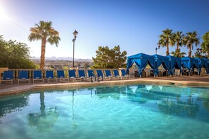 2 piscines a l'aire lliure, cabanes (de pagament) i gandules 