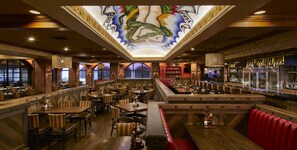 8 restaurantes; se sirven desayunos, almuerzos y cocina americana