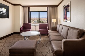 South Tower Vista Suite King Non-Smoking (Adult only) | Coin séjour | Télévision à écran plat, films à la carte