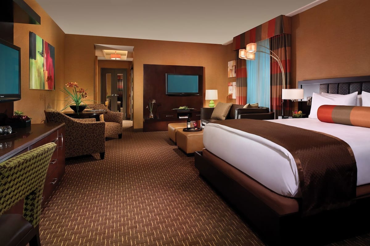 Ropa de cama de alta calidad y caja de seguridad en la habitación