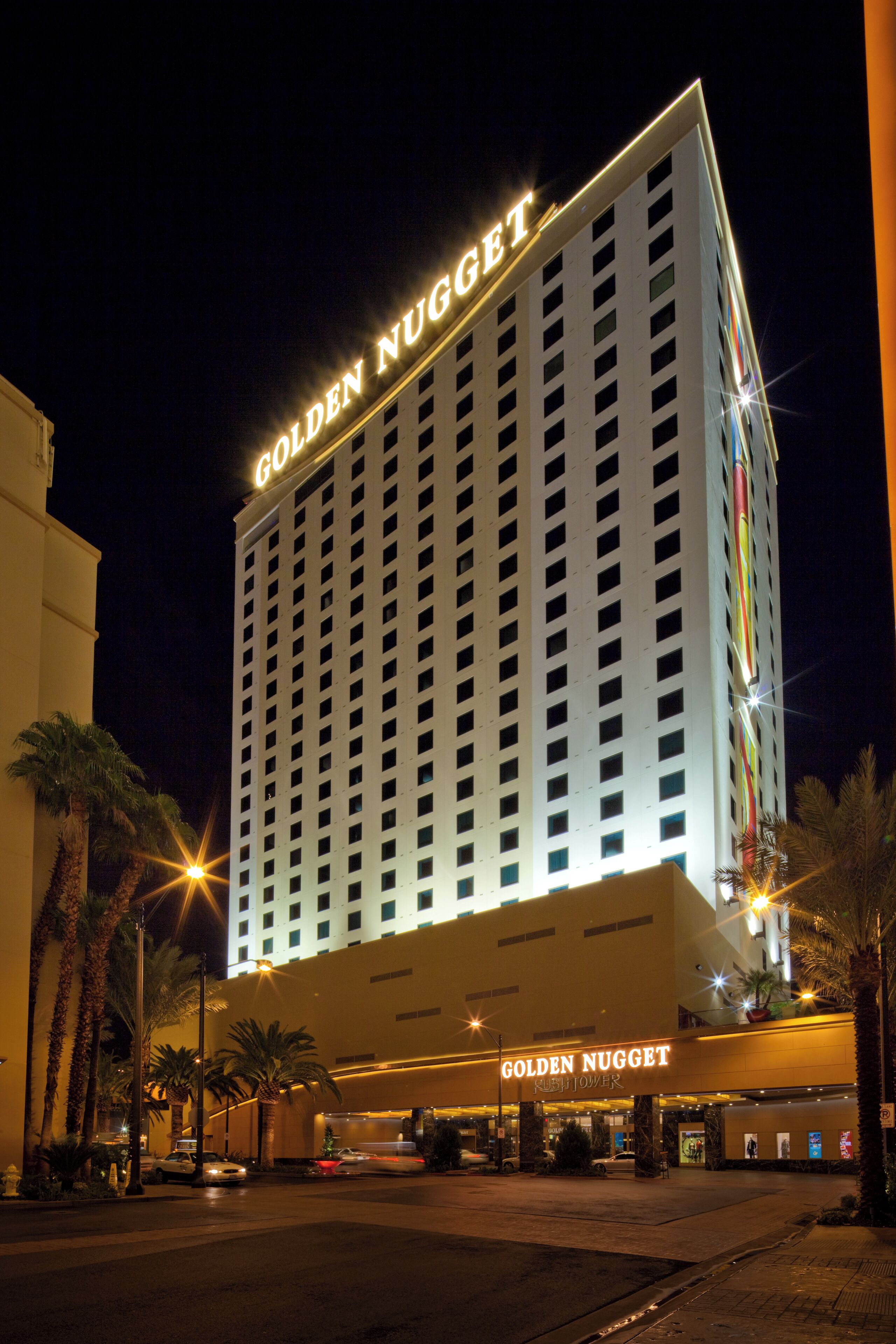 Un hotel alto con el nombre 