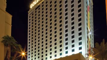 Un hotel alto con el nombre