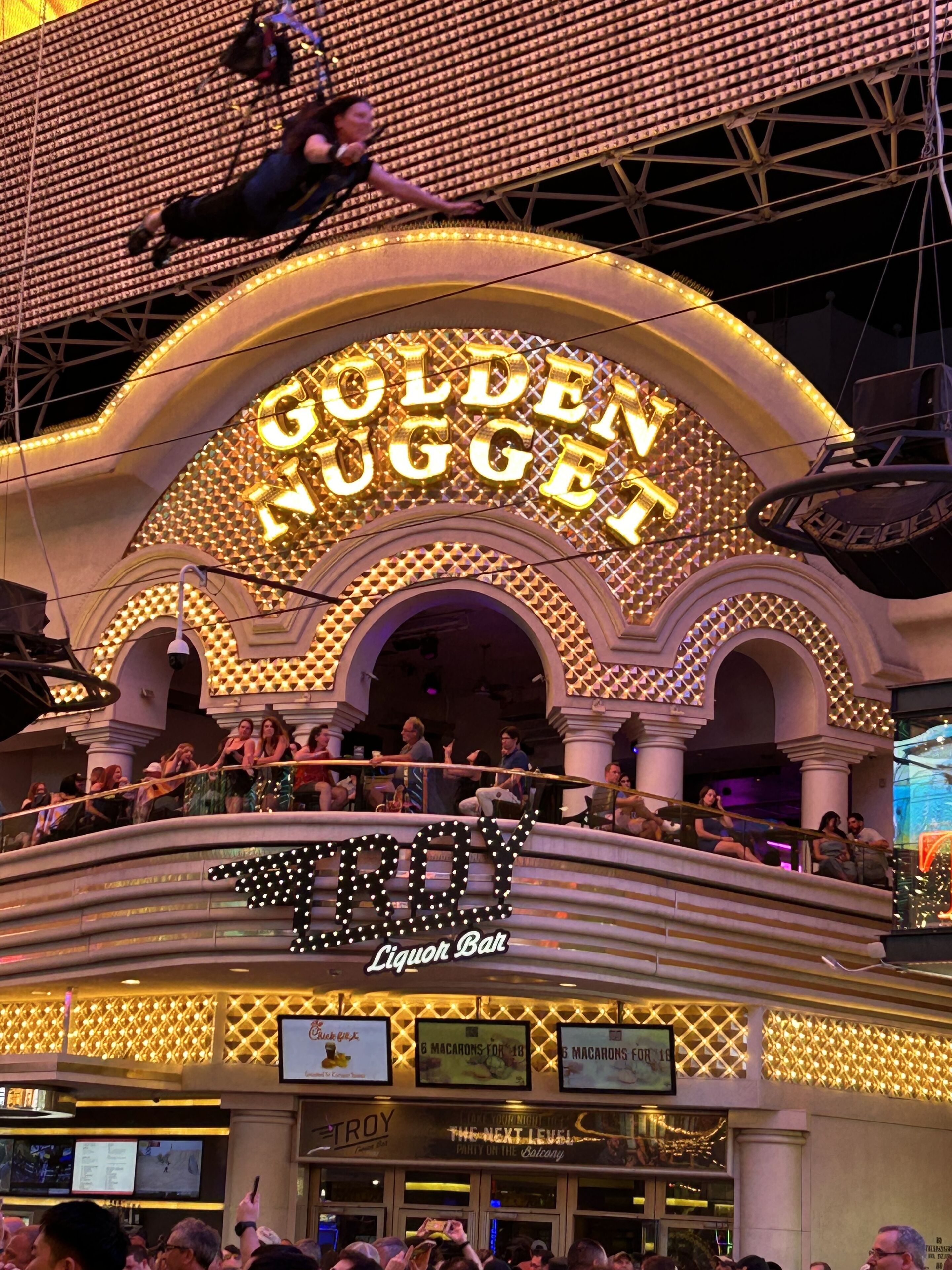 El exterior del Casino Golden Nugget, con un llamativo cartel y un letrero de bar de licores.