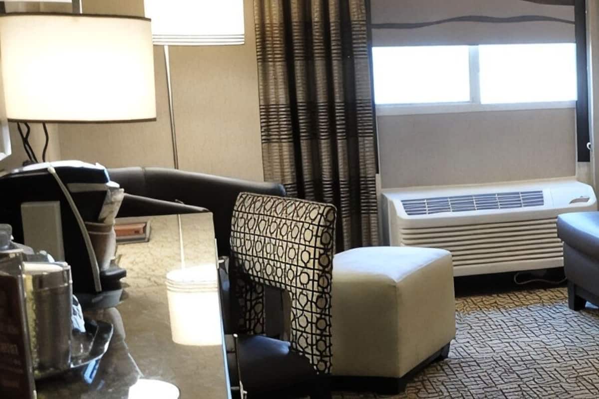 Roupas de cama premium, cofres nos quartos, cortinas blackout