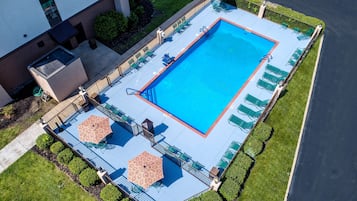 Seasonal outdoor pool, pool umbrellas