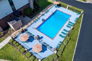 Piscine extérieure (ouverte en saison), parasols de plage