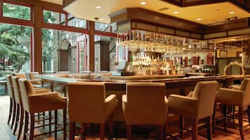4 bares/lounges