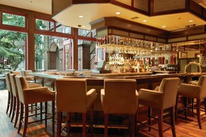 4 bars/lounges