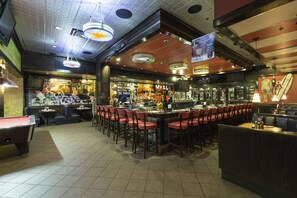4 bares, bar junto a la piscina