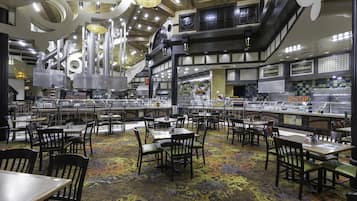 10 restaurantes; se sirven desayunos, almuerzos y cocina americana