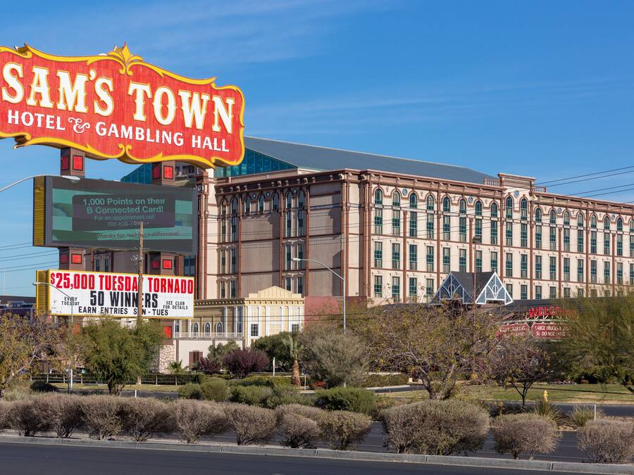 Un edificio grande con un letrero llamativo que dice "SAM'S TOWN HOTEL & GAMBLING HALL".